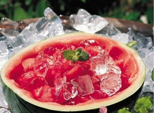 吃冰镇老汉瓜,冰镇老汉瓜，清凉一夏的甜蜜记忆